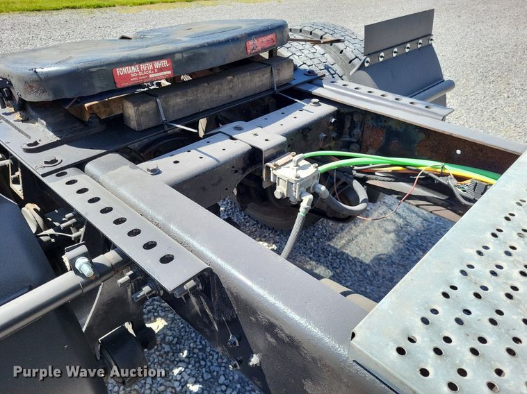 image for item LR9229 2004 International 8600  semi truck