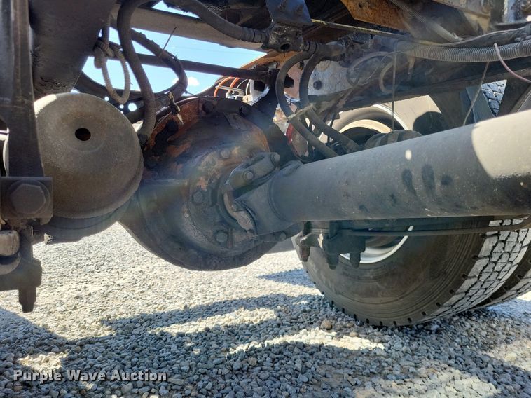 image for item LR9229 2004 International 8600  semi truck