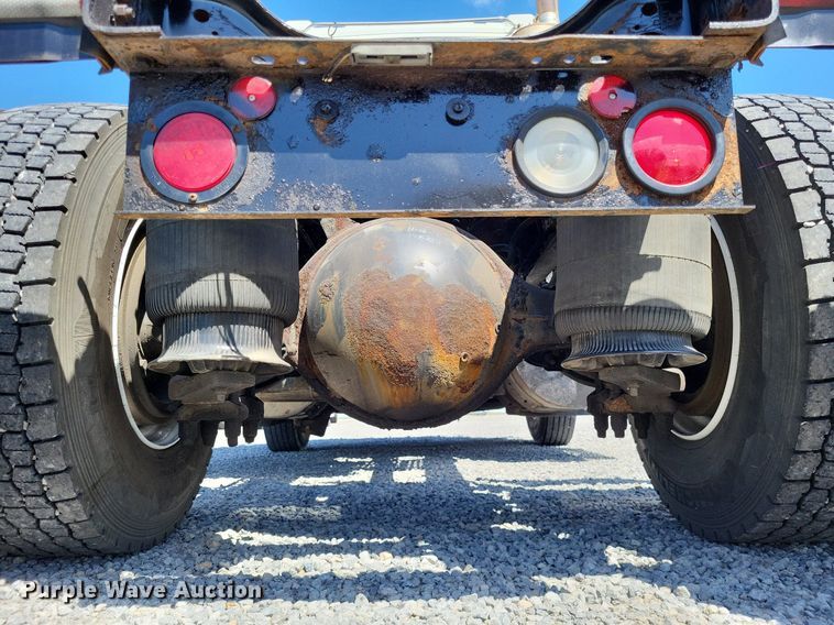 image for item LR9229 2004 International 8600  semi truck