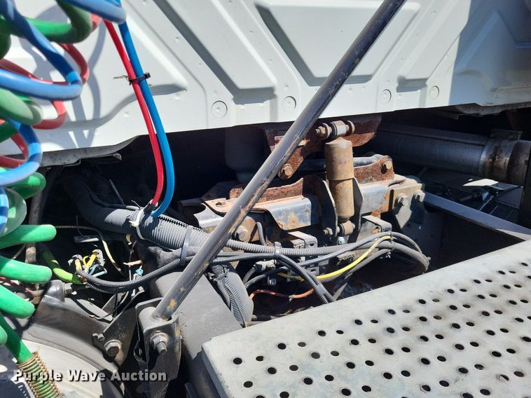 image for item LR9229 2004 International 8600  semi truck