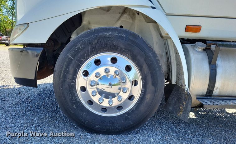 image for item LR9229 2004 International 8600  semi truck