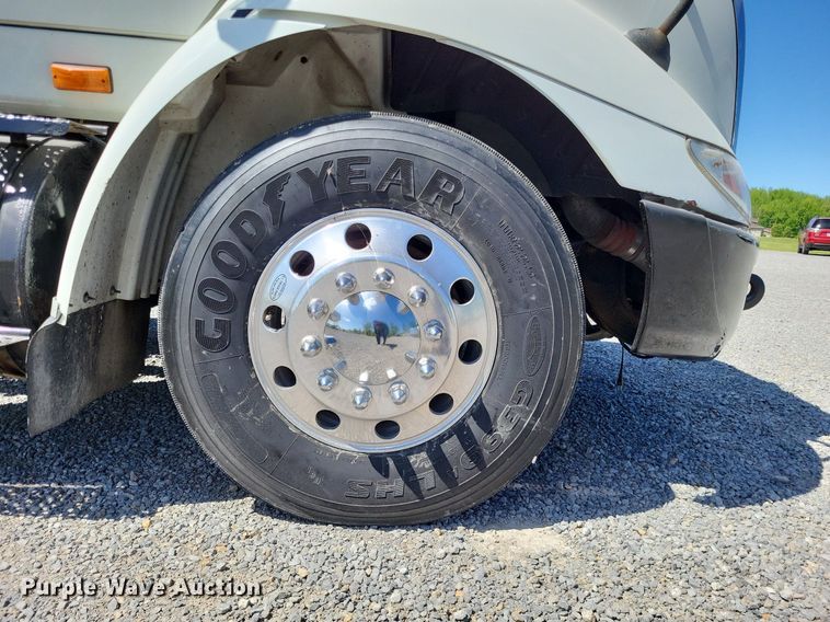 image for item LR9229 2004 International 8600  semi truck