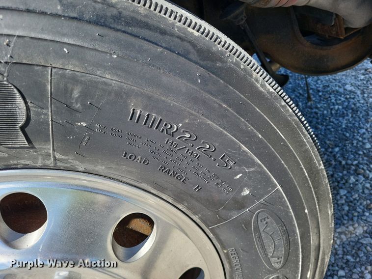 image for item LR9229 2004 International 8600  semi truck