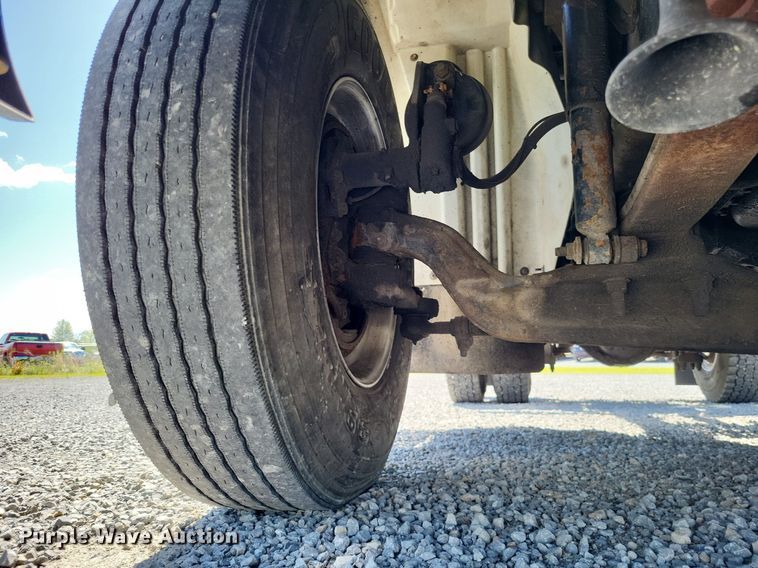 image for item LR9229 2004 International 8600  semi truck