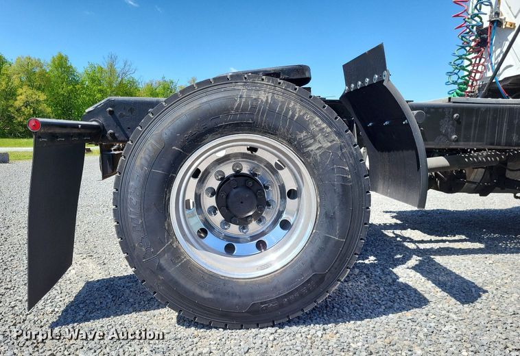 image for item LR9229 2004 International 8600  semi truck