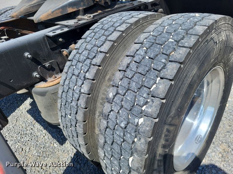 image for item LR9229 2004 International 8600  semi truck