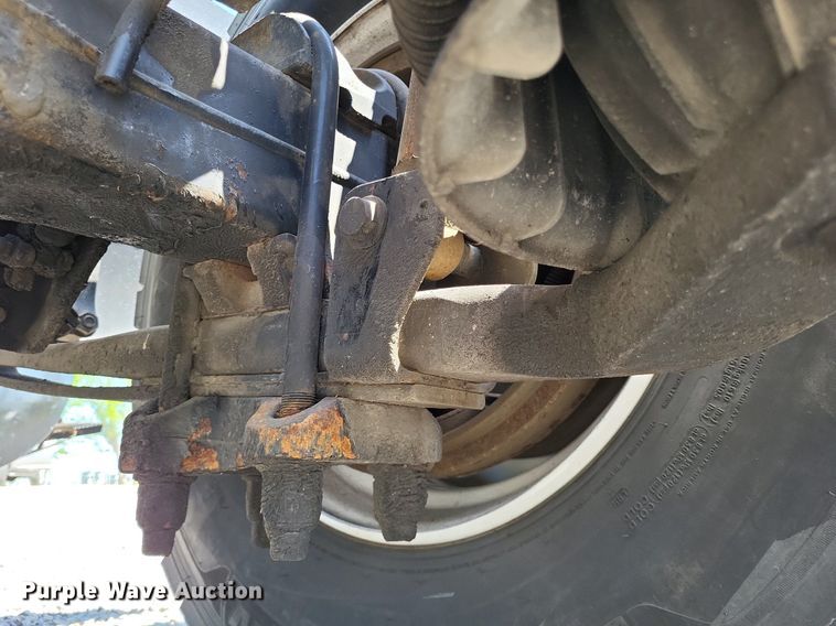 image for item LR9229 2004 International 8600  semi truck