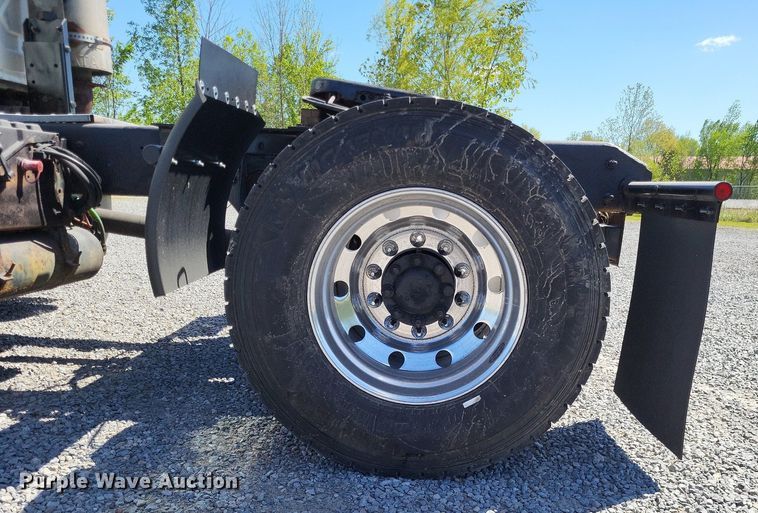 image for item LR9229 2004 International 8600  semi truck