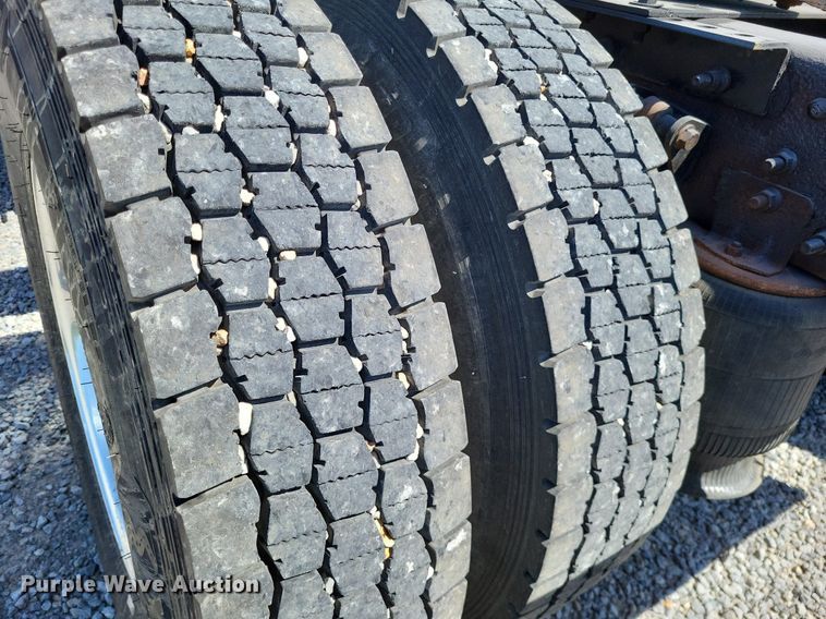 image for item LR9229 2004 International 8600  semi truck