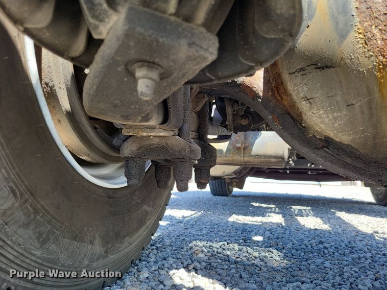 image for item LR9229 2004 International 8600  semi truck