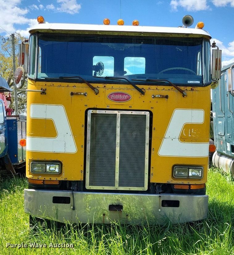 image for item LR9232 1984 Peterbilt 362  truck cab and chassis