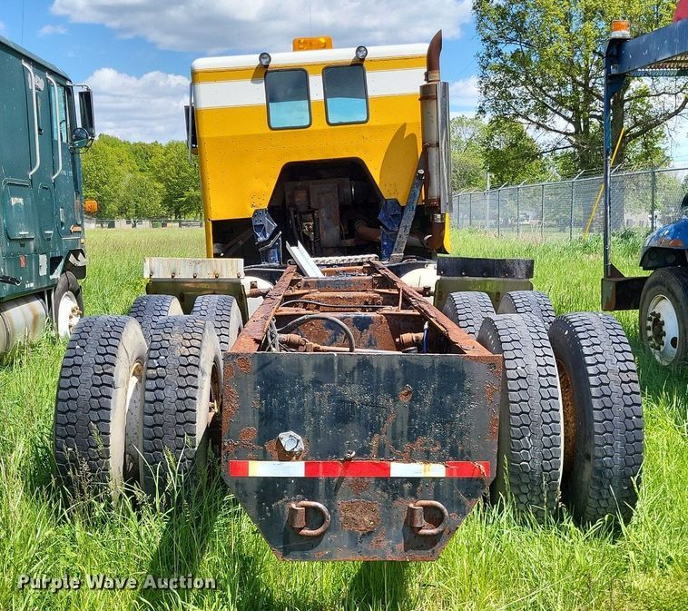 image for item LR9232 1984 Peterbilt 362  truck cab and chassis