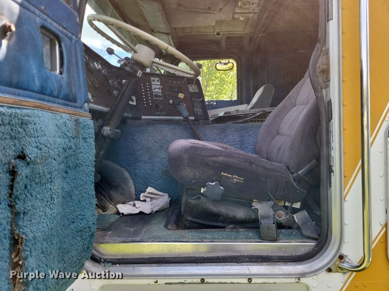 image for item LR9232 1984 Peterbilt 362  truck cab and chassis