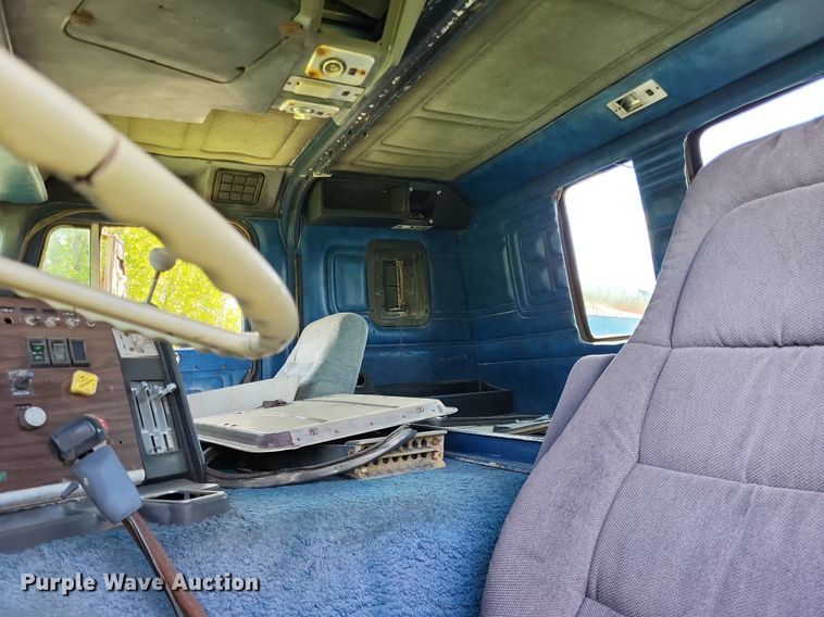 image for item LR9232 1984 Peterbilt 362  truck cab and chassis