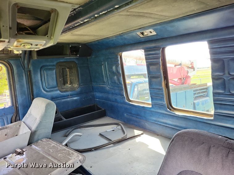 image for item LR9232 1984 Peterbilt 362  truck cab and chassis