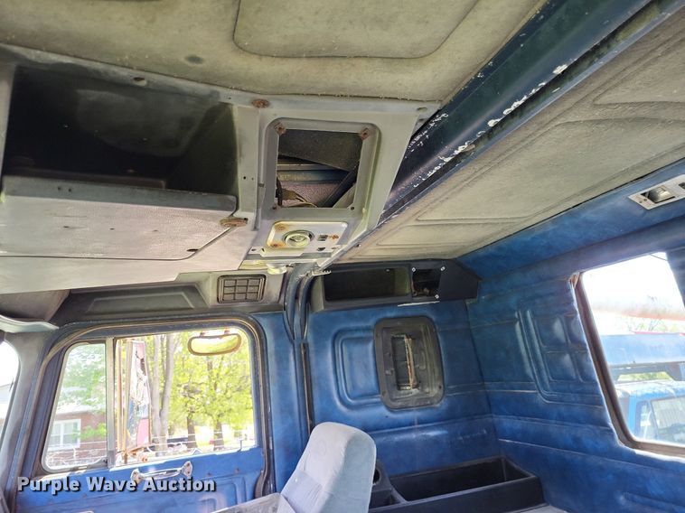 image for item LR9232 1984 Peterbilt 362  truck cab and chassis