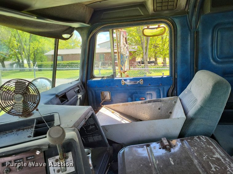 image for item LR9232 1984 Peterbilt 362  truck cab and chassis