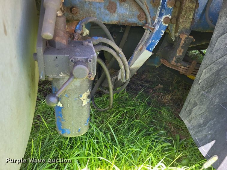 image for item LR9232 1984 Peterbilt 362  truck cab and chassis