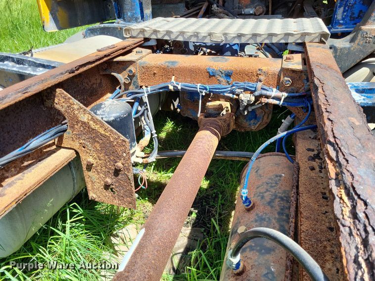 image for item LR9232 1984 Peterbilt 362  truck cab and chassis