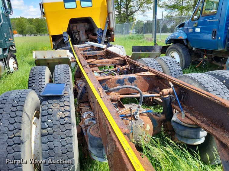 image for item LR9232 1984 Peterbilt 362  truck cab and chassis