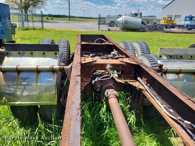 image for item LR9232 1984 Peterbilt 362  truck cab and chassis