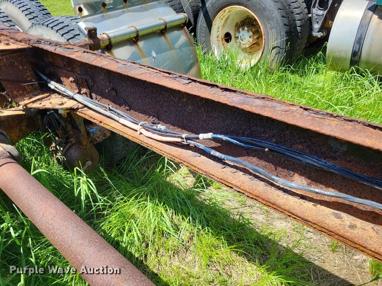 image for item LR9232 1984 Peterbilt 362  truck cab and chassis