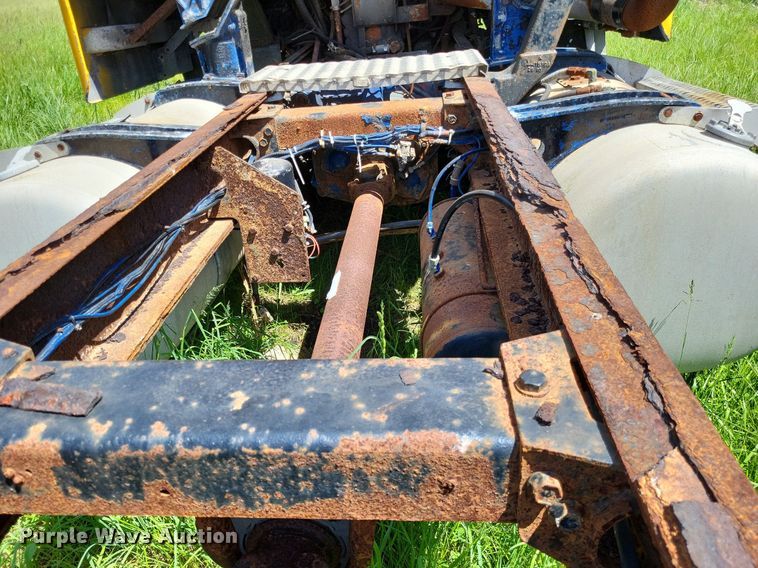 image for item LR9232 1984 Peterbilt 362  truck cab and chassis