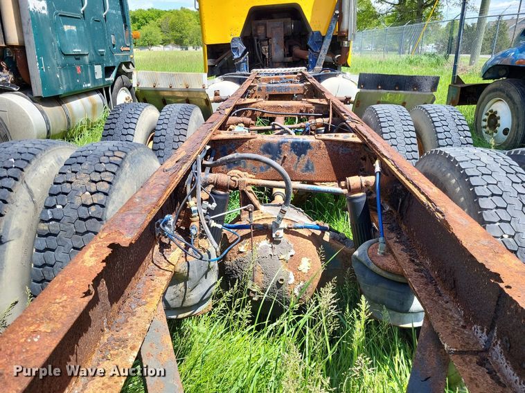 image for item LR9232 1984 Peterbilt 362  truck cab and chassis