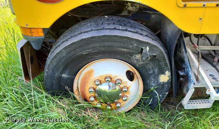 image for item LR9232 1984 Peterbilt 362  truck cab and chassis