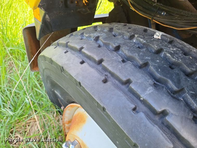 image for item LR9232 1984 Peterbilt 362  truck cab and chassis