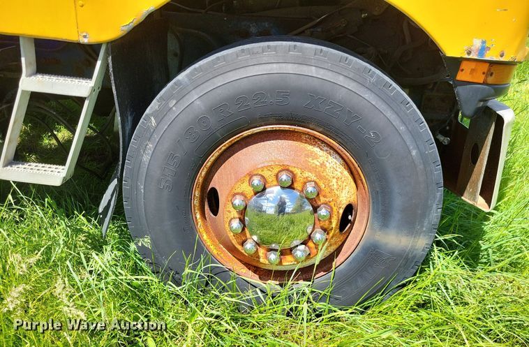 image for item LR9232 1984 Peterbilt 362  truck cab and chassis