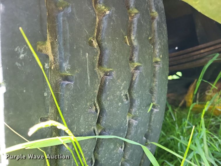 image for item LR9232 1984 Peterbilt 362  truck cab and chassis