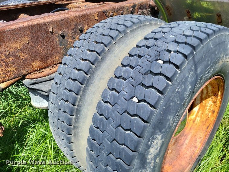 image for item LR9232 1984 Peterbilt 362  truck cab and chassis