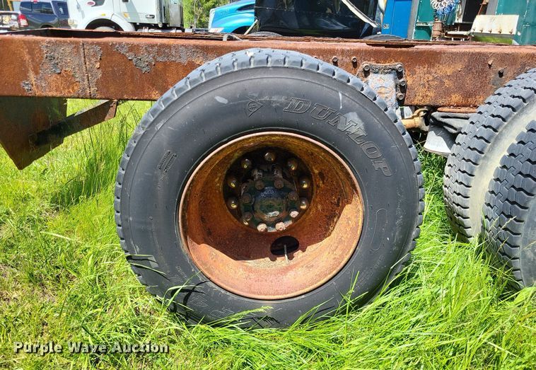 image for item LR9232 1984 Peterbilt 362  truck cab and chassis