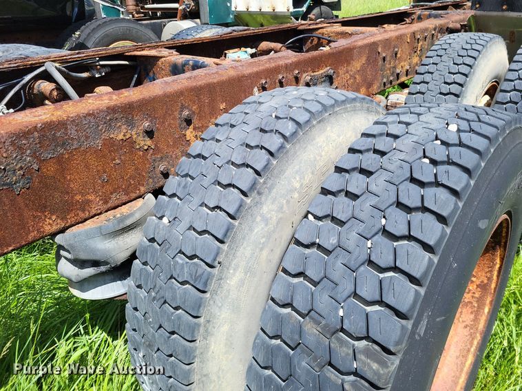 image for item LR9232 1984 Peterbilt 362  truck cab and chassis