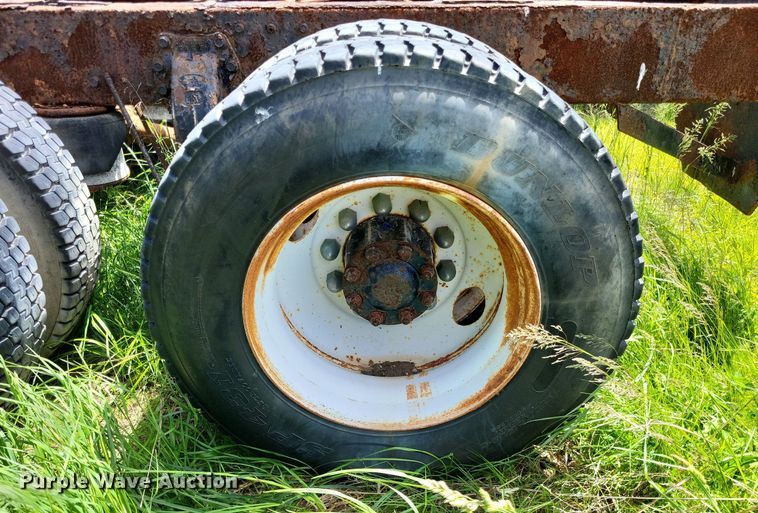 image for item LR9232 1984 Peterbilt 362  truck cab and chassis