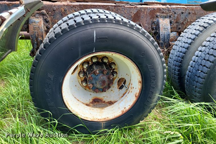 image for item LR9232 1984 Peterbilt 362  truck cab and chassis