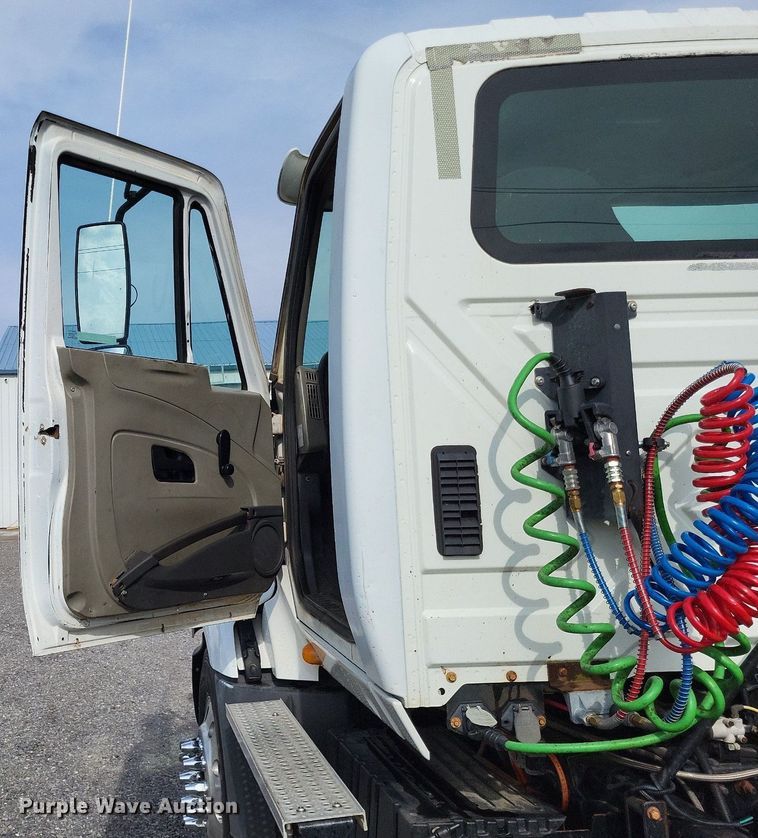 image for item LR9240 2010 International ProStar  semi truck