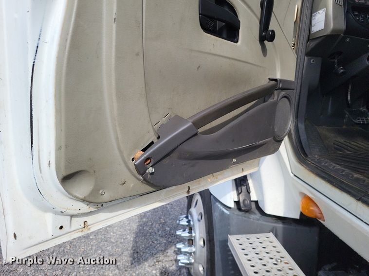 image for item LR9240 2010 International ProStar  semi truck