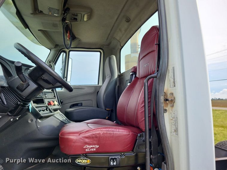 image for item LR9240 2010 International ProStar  semi truck