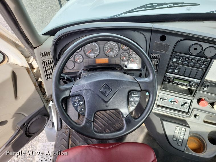 image for item LR9240 2010 International ProStar  semi truck