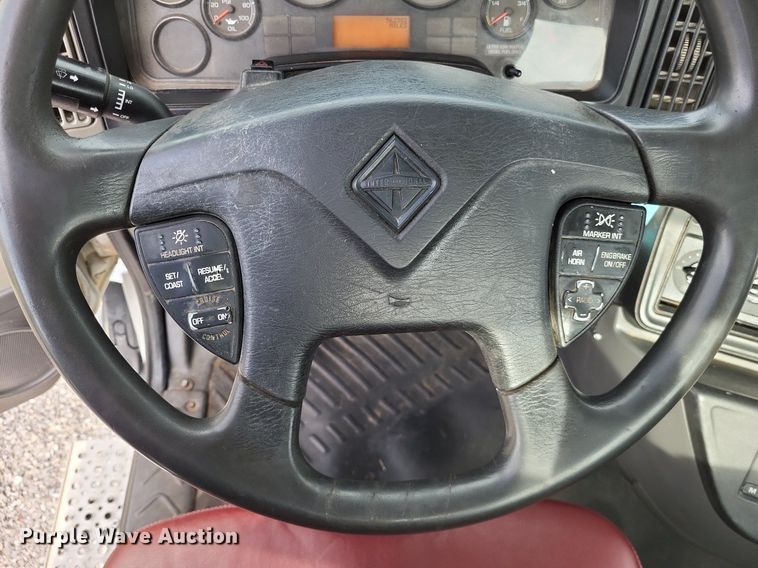 image for item LR9240 2010 International ProStar  semi truck