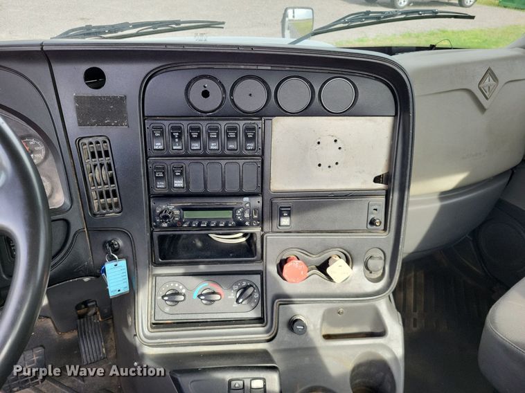 image for item LR9240 2010 International ProStar  semi truck