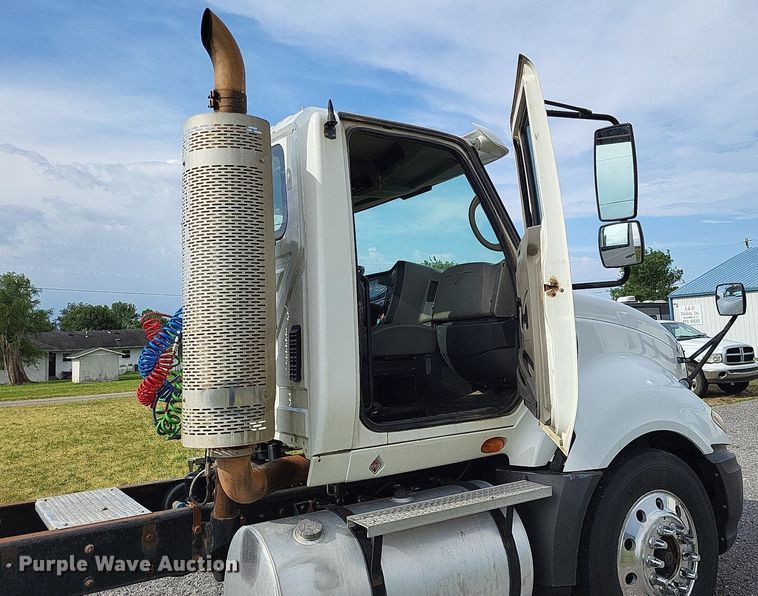 image for item LR9240 2010 International ProStar  semi truck