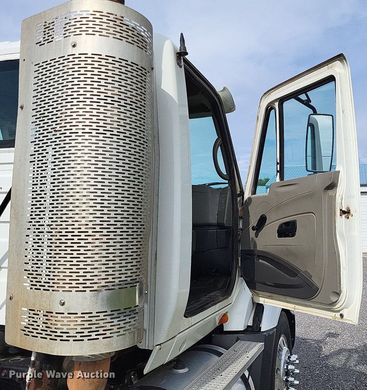 image for item LR9240 2010 International ProStar  semi truck