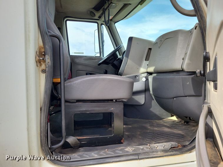 image for item LR9240 2010 International ProStar  semi truck