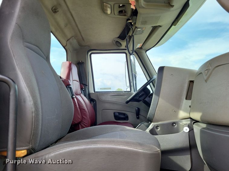 image for item LR9240 2010 International ProStar  semi truck