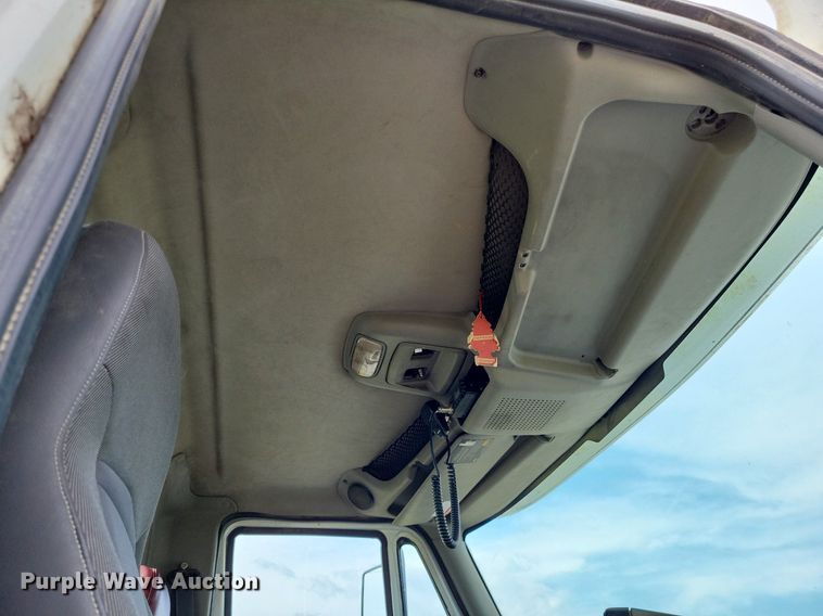 image for item LR9240 2010 International ProStar  semi truck