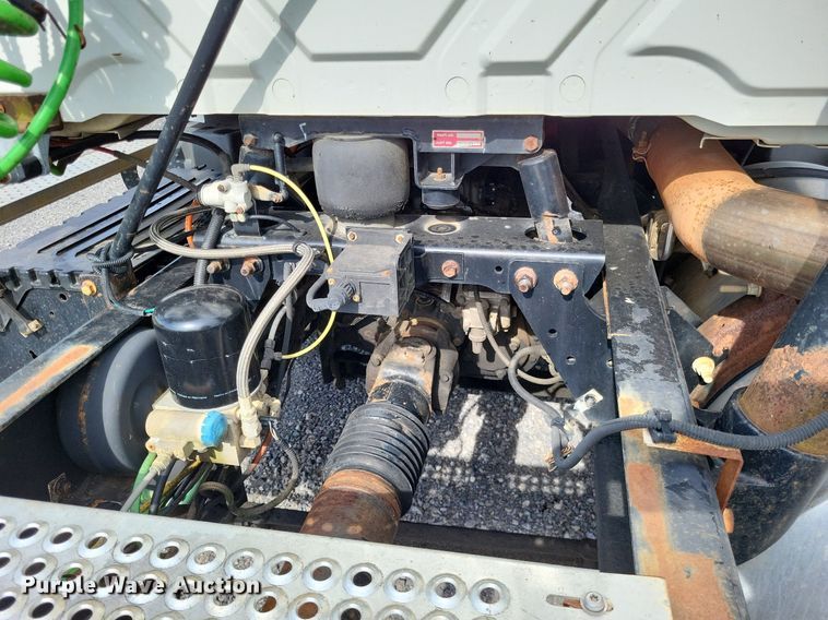 image for item LR9240 2010 International ProStar  semi truck