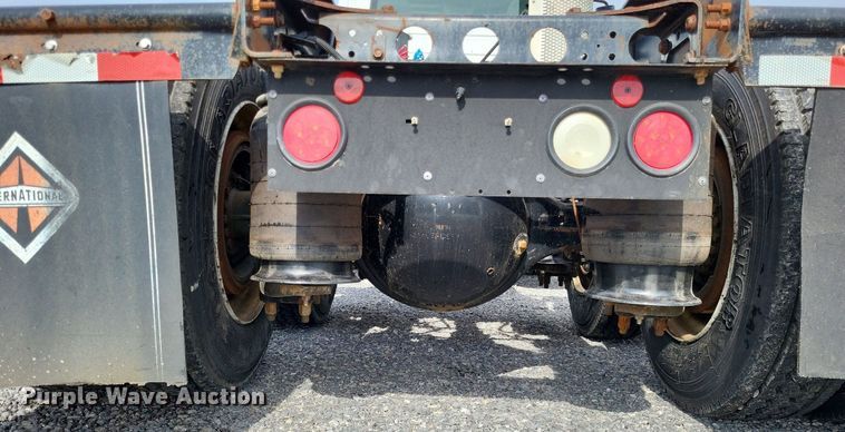 image for item LR9240 2010 International ProStar  semi truck